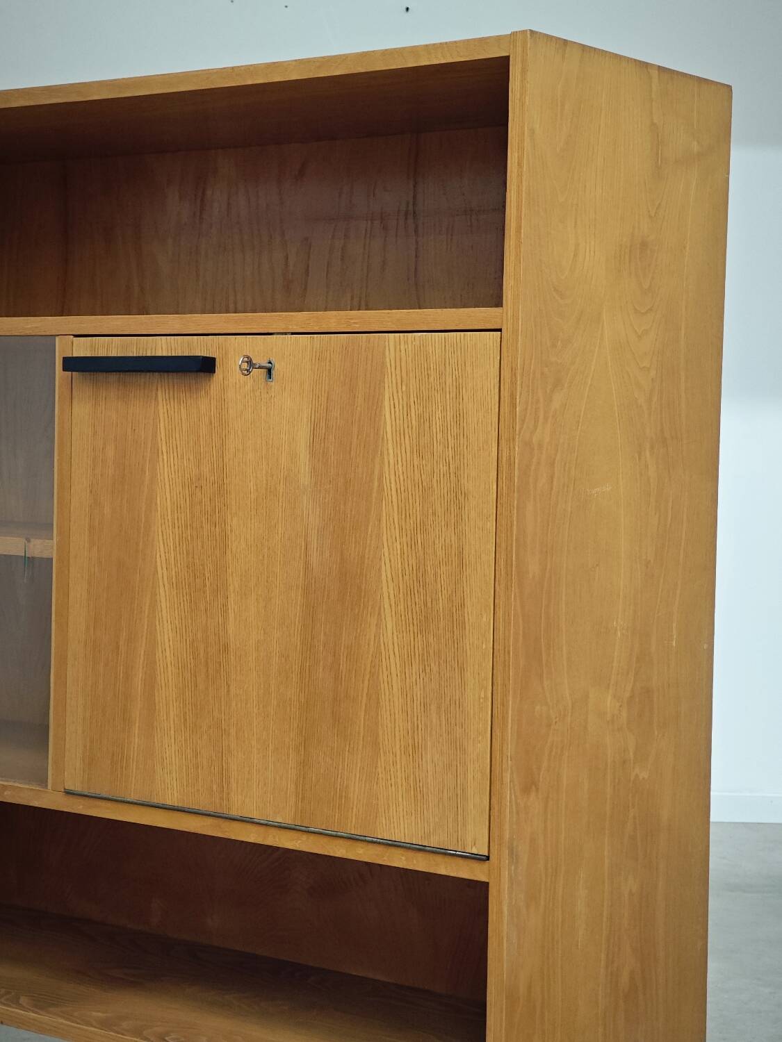 Buffet Vaisselier en bois blond Libena , ex Tchécoslovaquie 1970