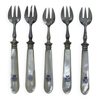 Set of 5 oyster forks with mother-of-pearl handles.