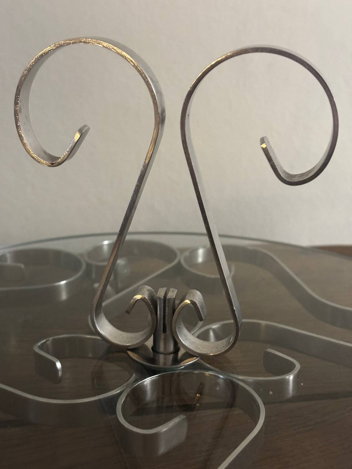 Joli plateau à fromages en verre et inox arabesques