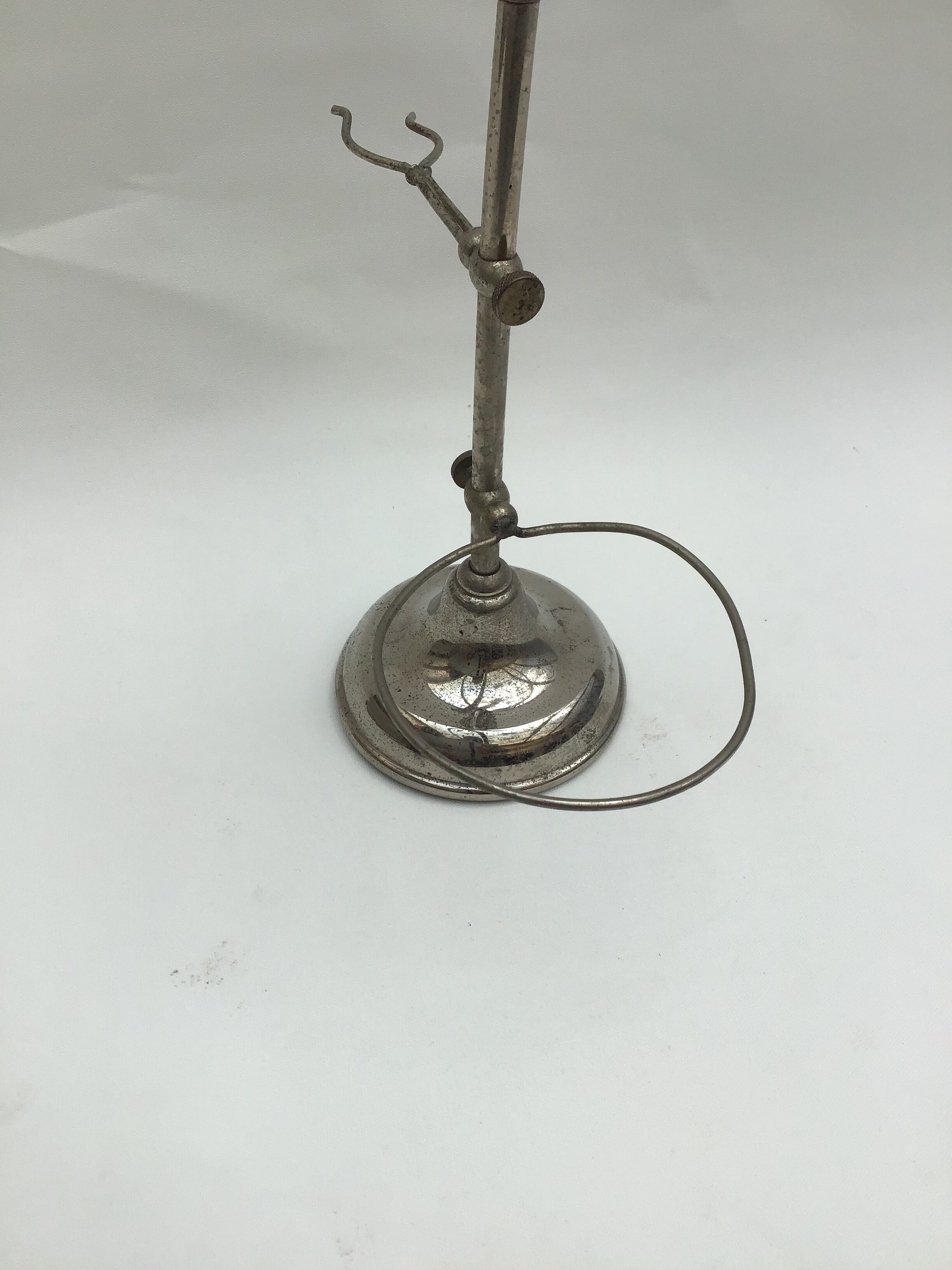 Barber's mirror on foot