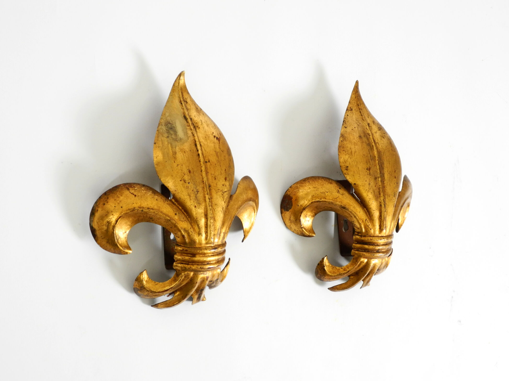 Une paire de grandes appliques murales en métal doré Fleur-de-Lis des années 1970 par Hans Kögl.
