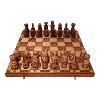Échiquier ancien et son jeu d'échecs années 1880