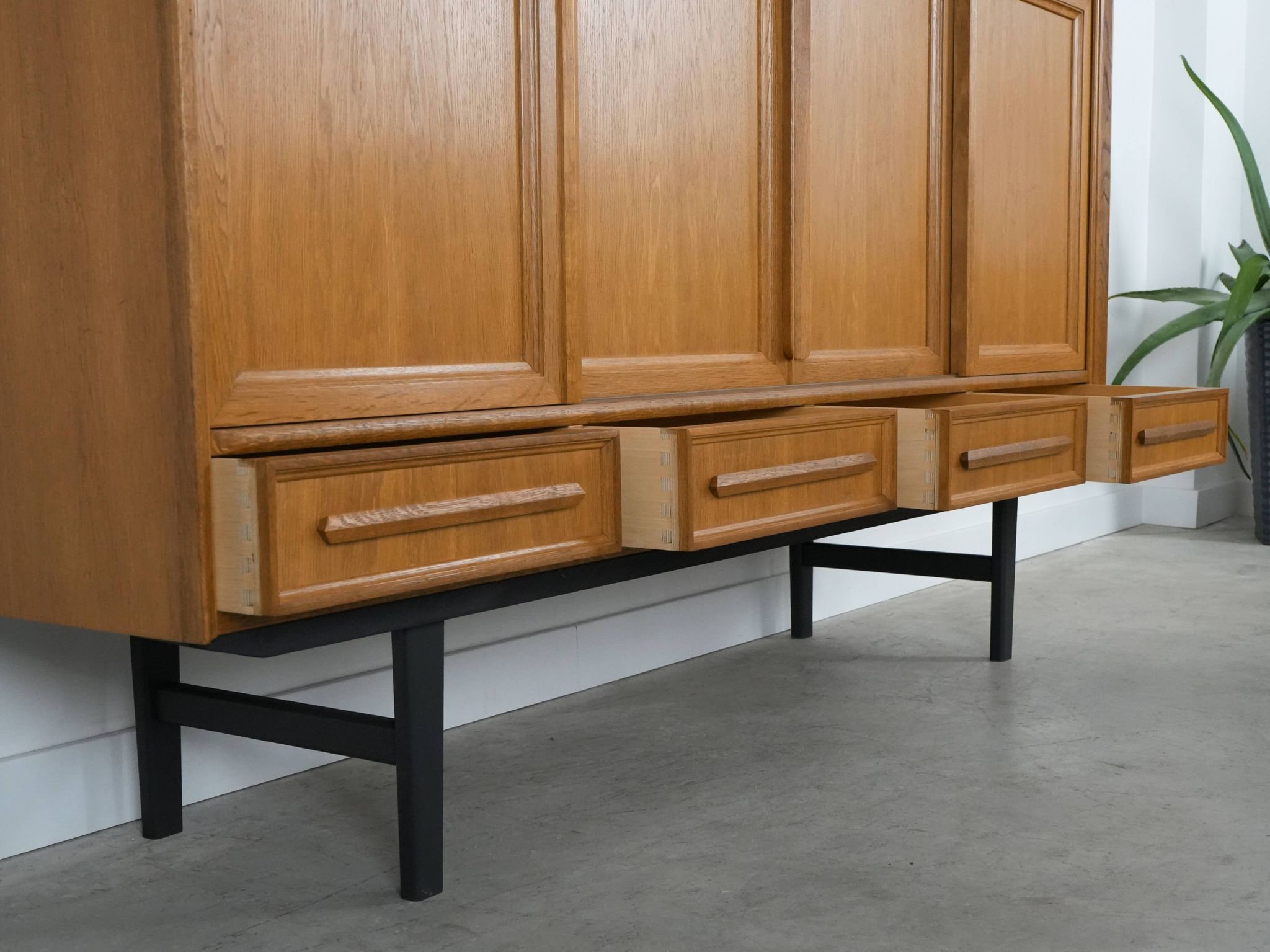 Buffet haut en chêne, design danois, années 1960, production : Danemark