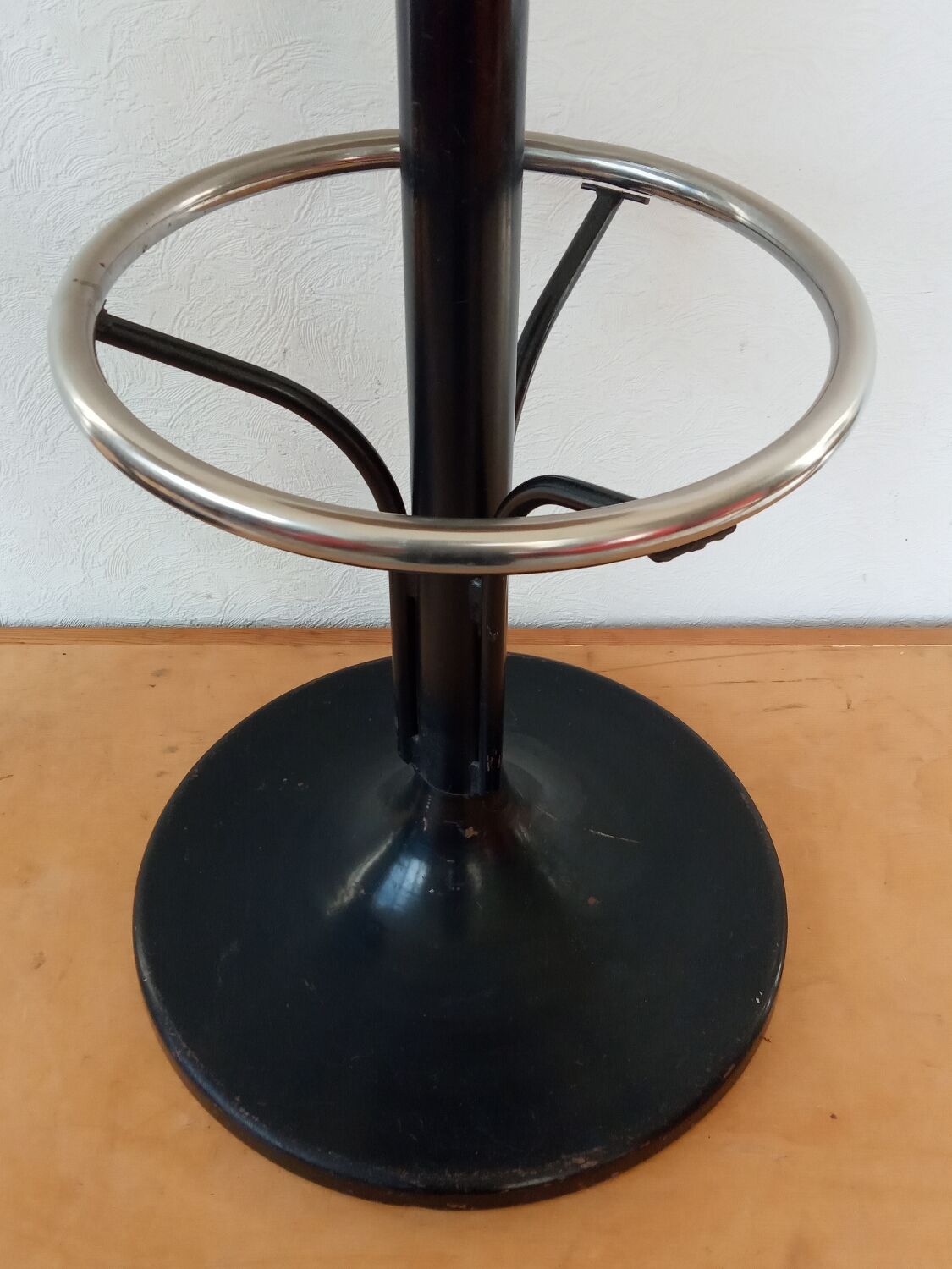Pair of 60s tulip foot bar stools