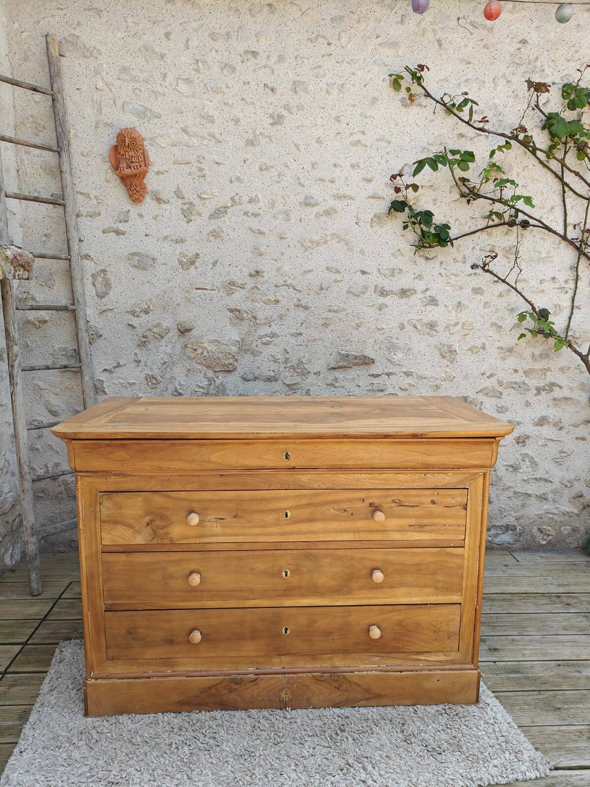 Walnut chest of drawers