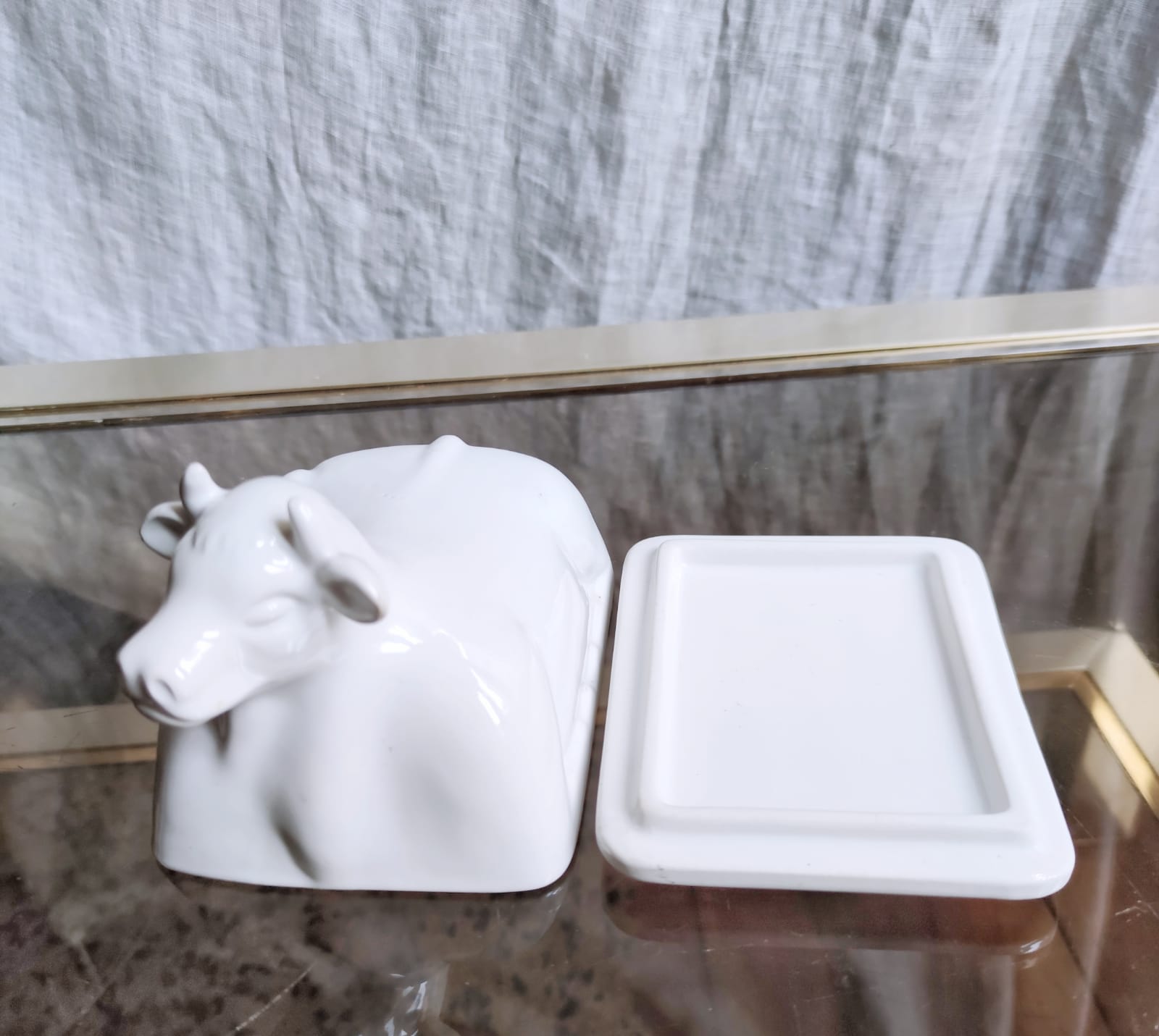 Cow-shaped butter dish