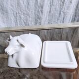 Cow-shaped butter dish