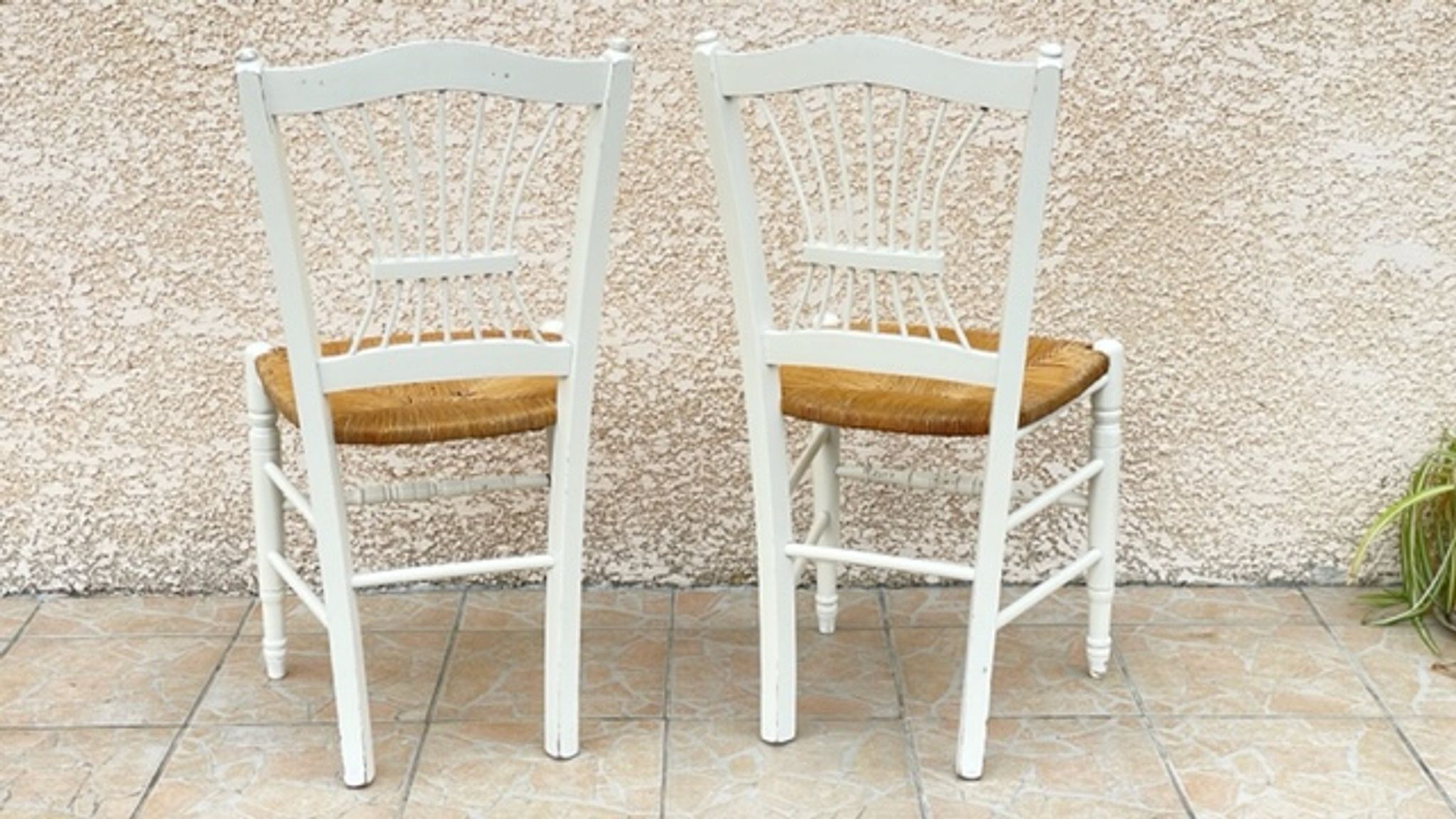 Paire de chaises paillées blanches vintage