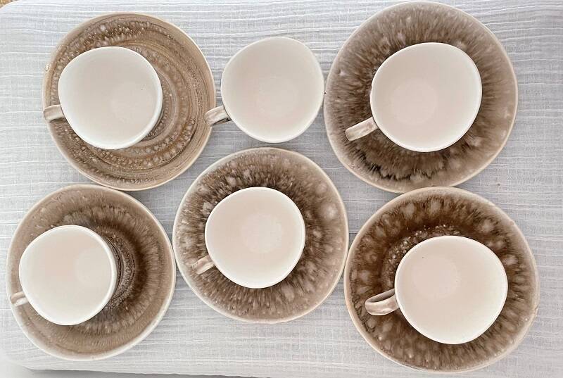6 tasses et 5 soucoupes modèle écume en faïence de Niderviller