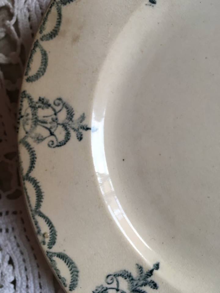 Set of eight plates desserten yellow green and red