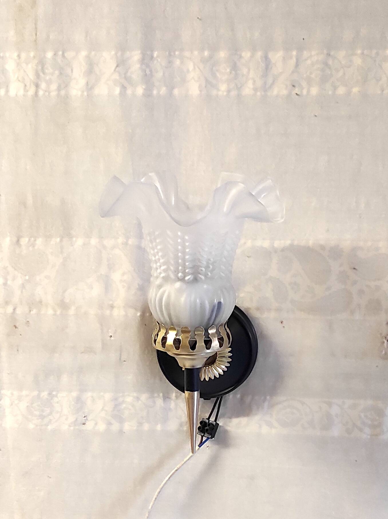 Art Deco wall light in brass with glass shade - mid 20th century.