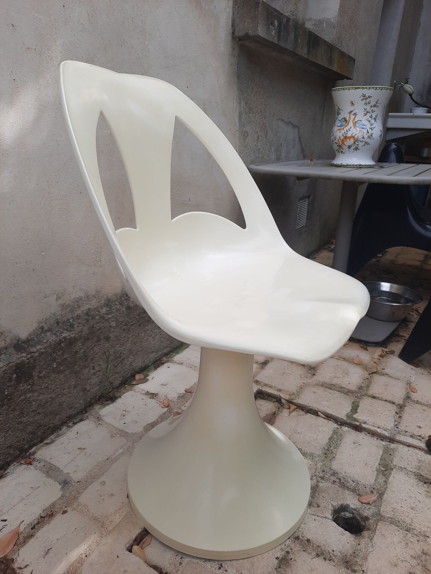 Set of a table and 3 tulip leg chairs, 1970s Space Age inspired.