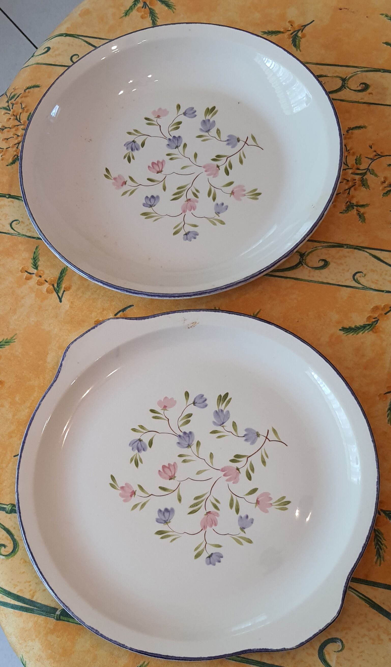Lot de 24 assiettes en faïence et 2 plats - décor fleur