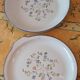 Lot de 24 assiettes en faïence et 2 plats - décor fleur