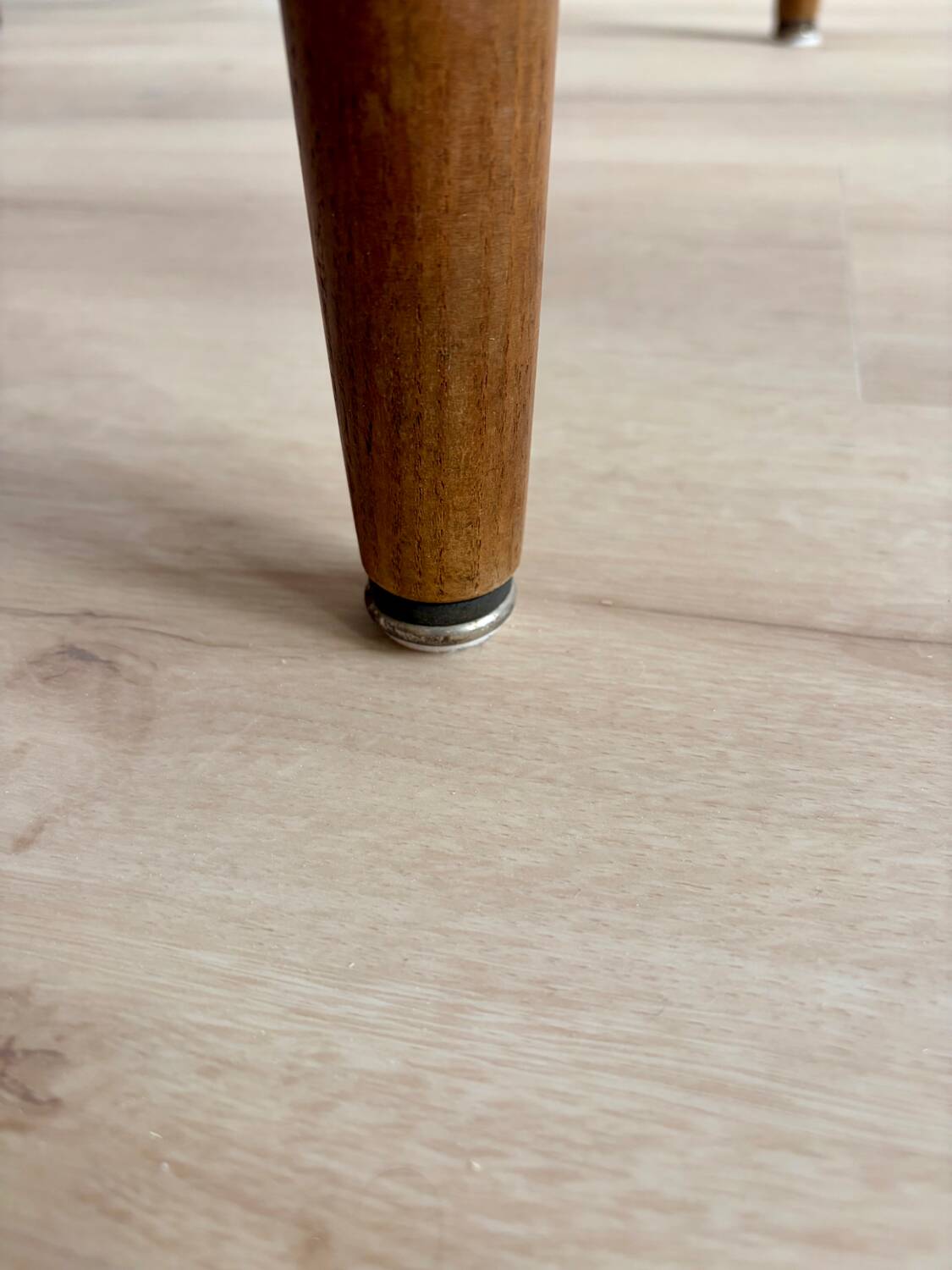 Vintage Scandinavian round table from the 50s and 60s in extendable teak with ra.