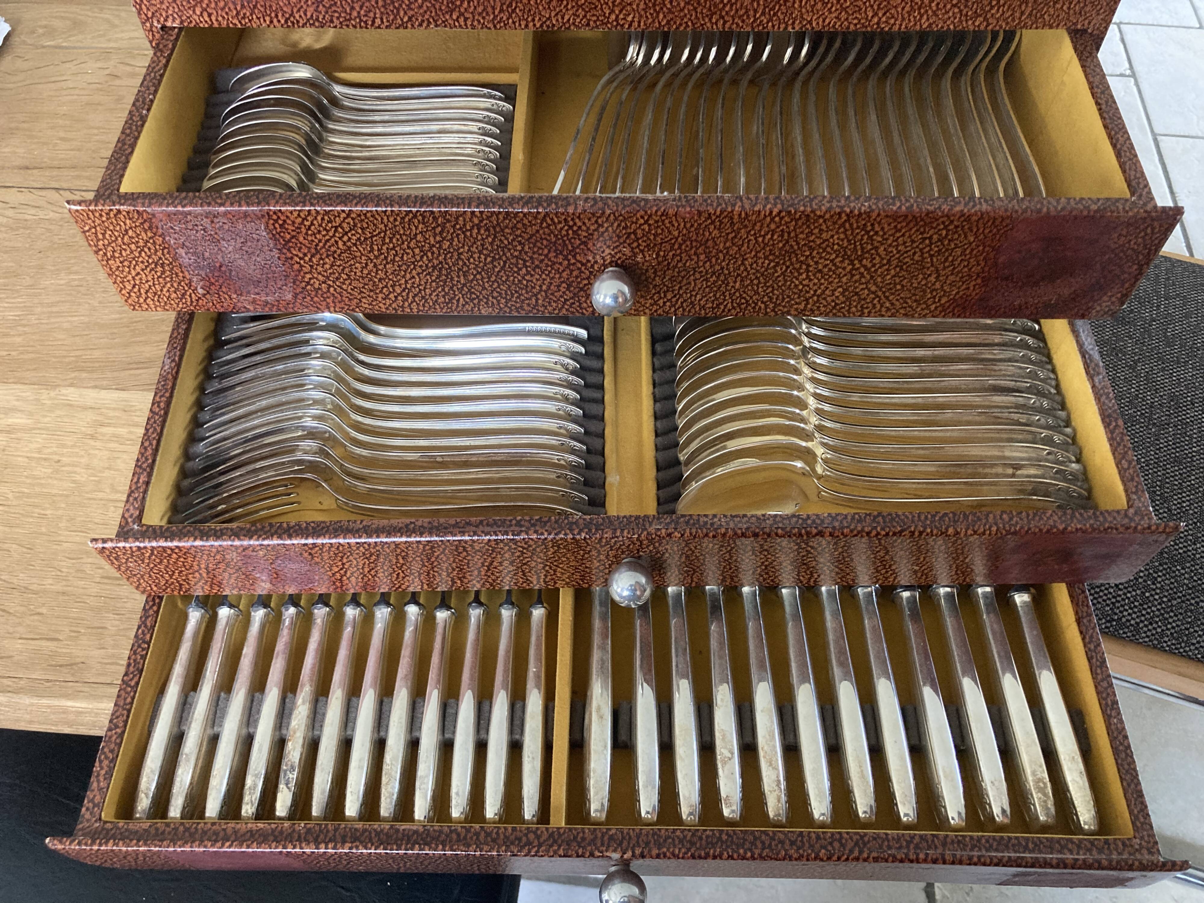 Housewife of 105 pieces in silver metal