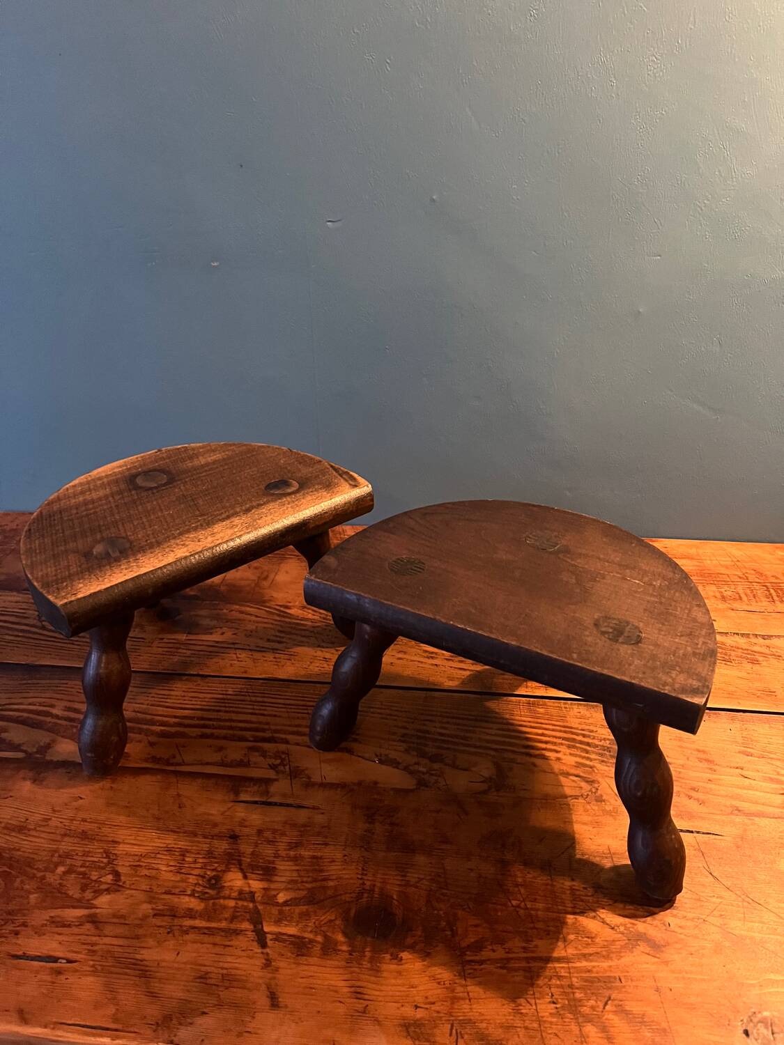 Paire de tabourets tripode de traite en bois