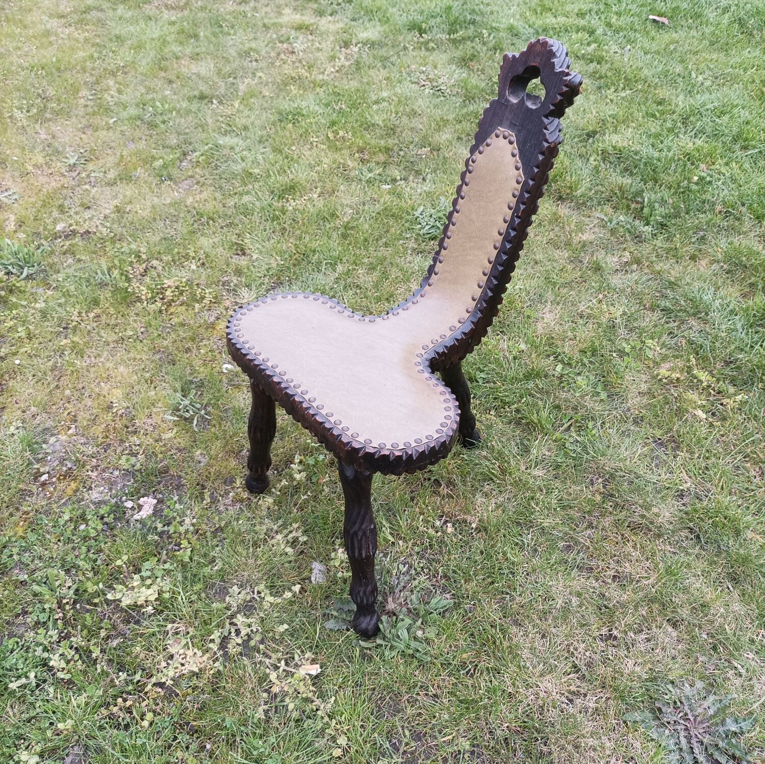 Tabouret tripode brutaliste