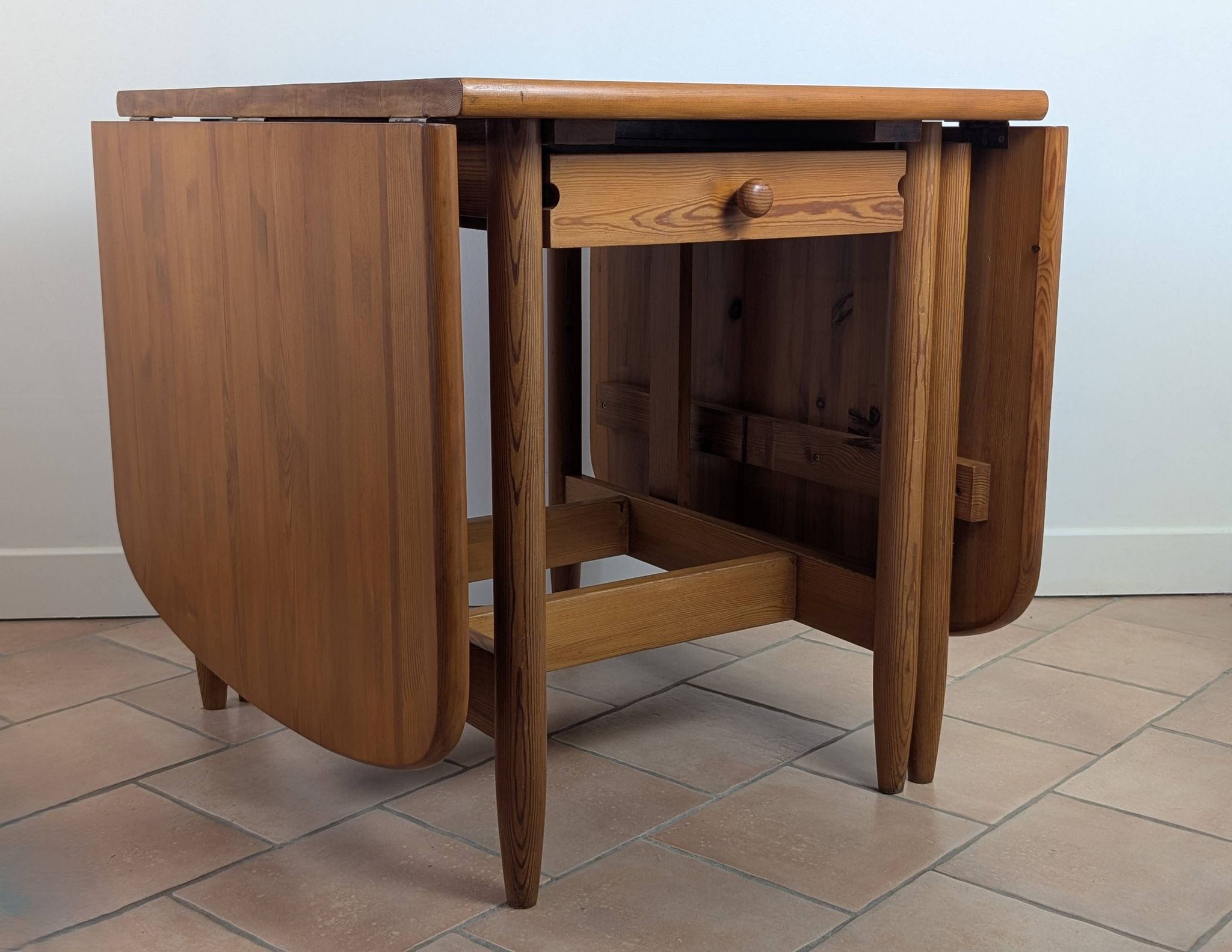 Table en pin massif Eero Aarnio