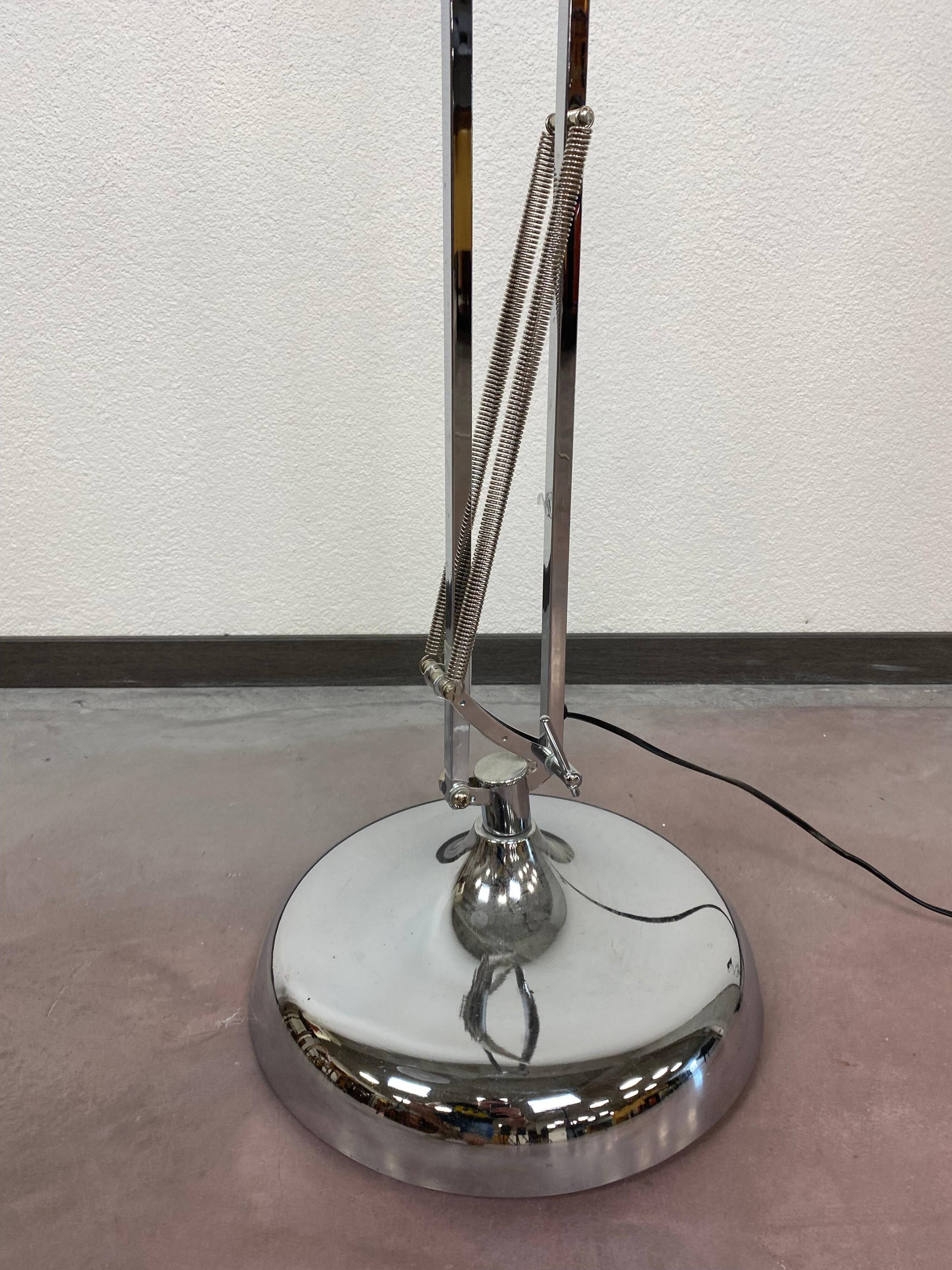 Lampe sur pied en chrome de style industriel