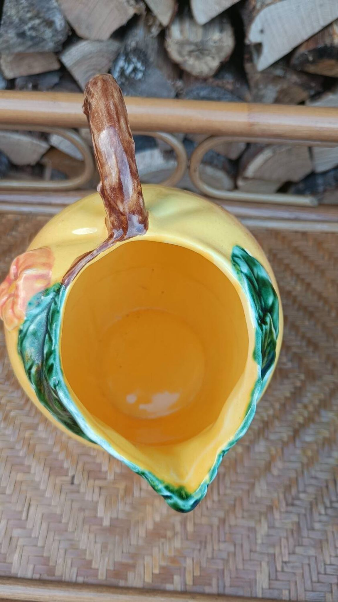 Jug in slipware apple