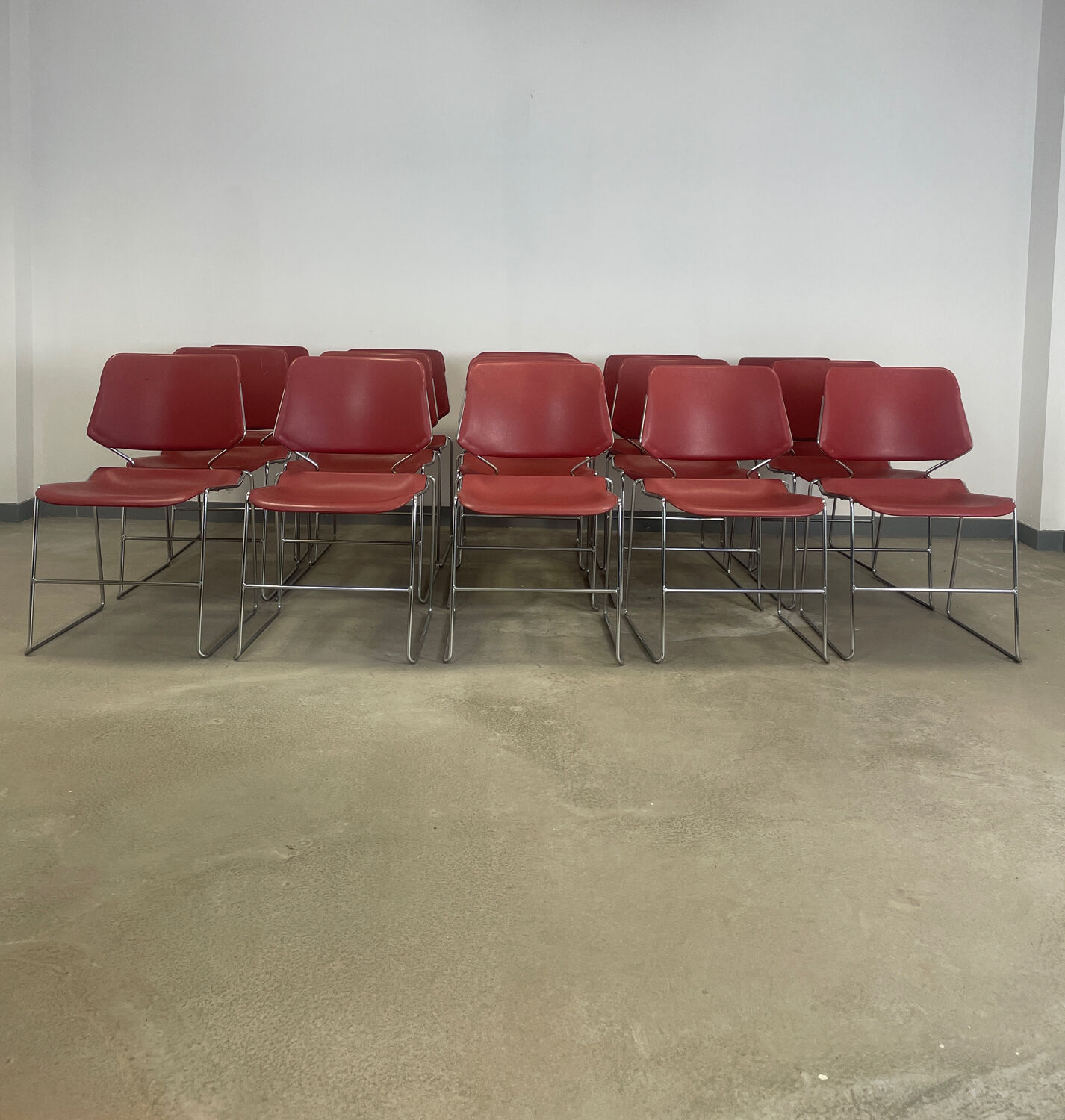 Lot de 24 chaises empilables Matrix Bordeaux, années 70, USA