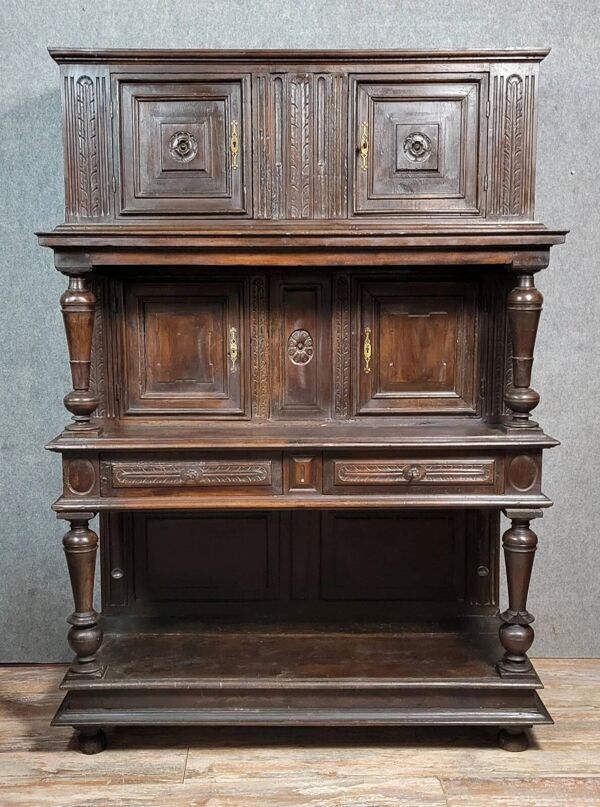 Cabinet Renaissance époque XVIIeme en bois massif sculpté vers 1680