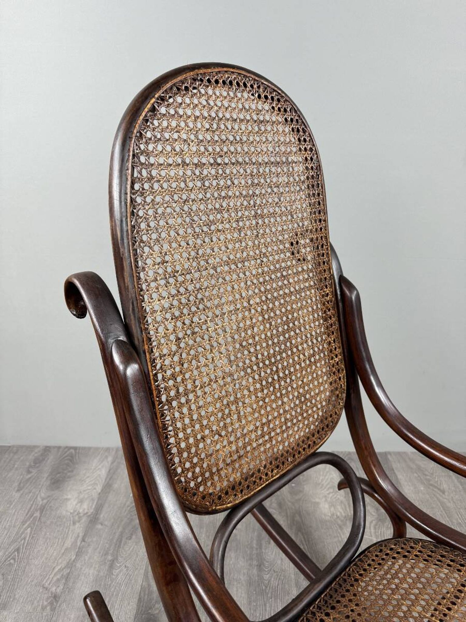 Fauteuil à bascule en bois courbé de style Thonet, XXe Siècle