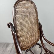 Fauteuil à bascule en bois courbé de style Thonet, XXe Siècle