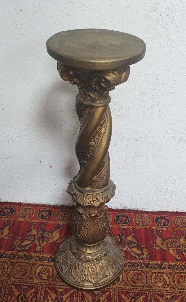Colonne sellette torsadée en plâtre doré