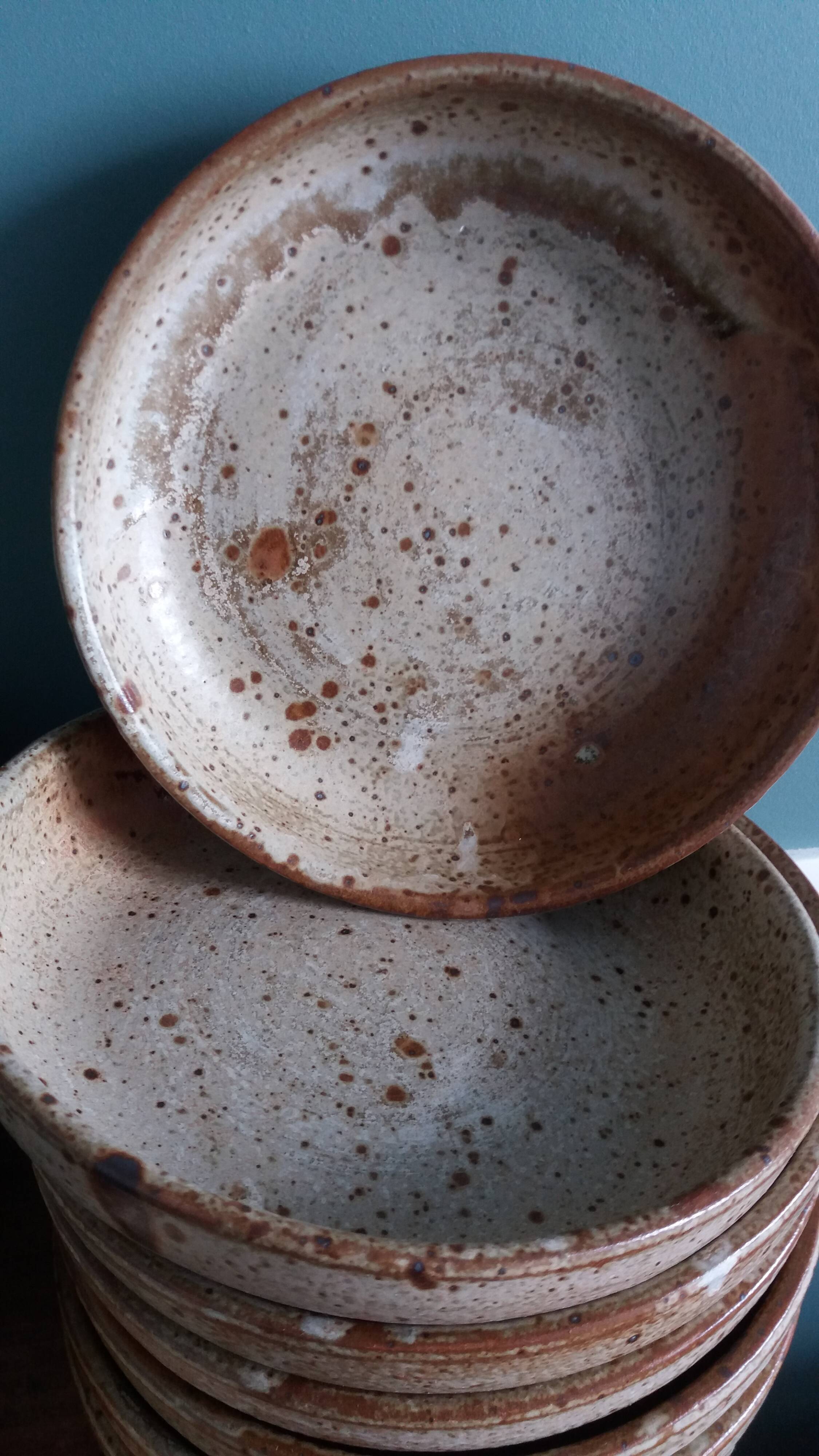 Assiettes creuses en grès de Puisaye par Jean-Pierre Prud'homme