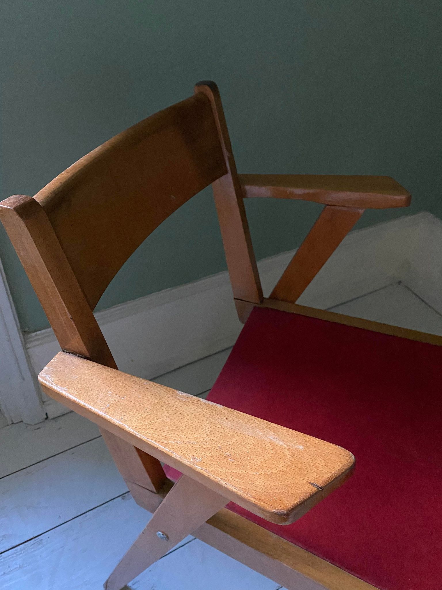 Fauteuil en bois blond et simili cuir rouge 1960