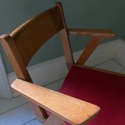 Fauteuil en bois blond et simili cuir rouge 1960