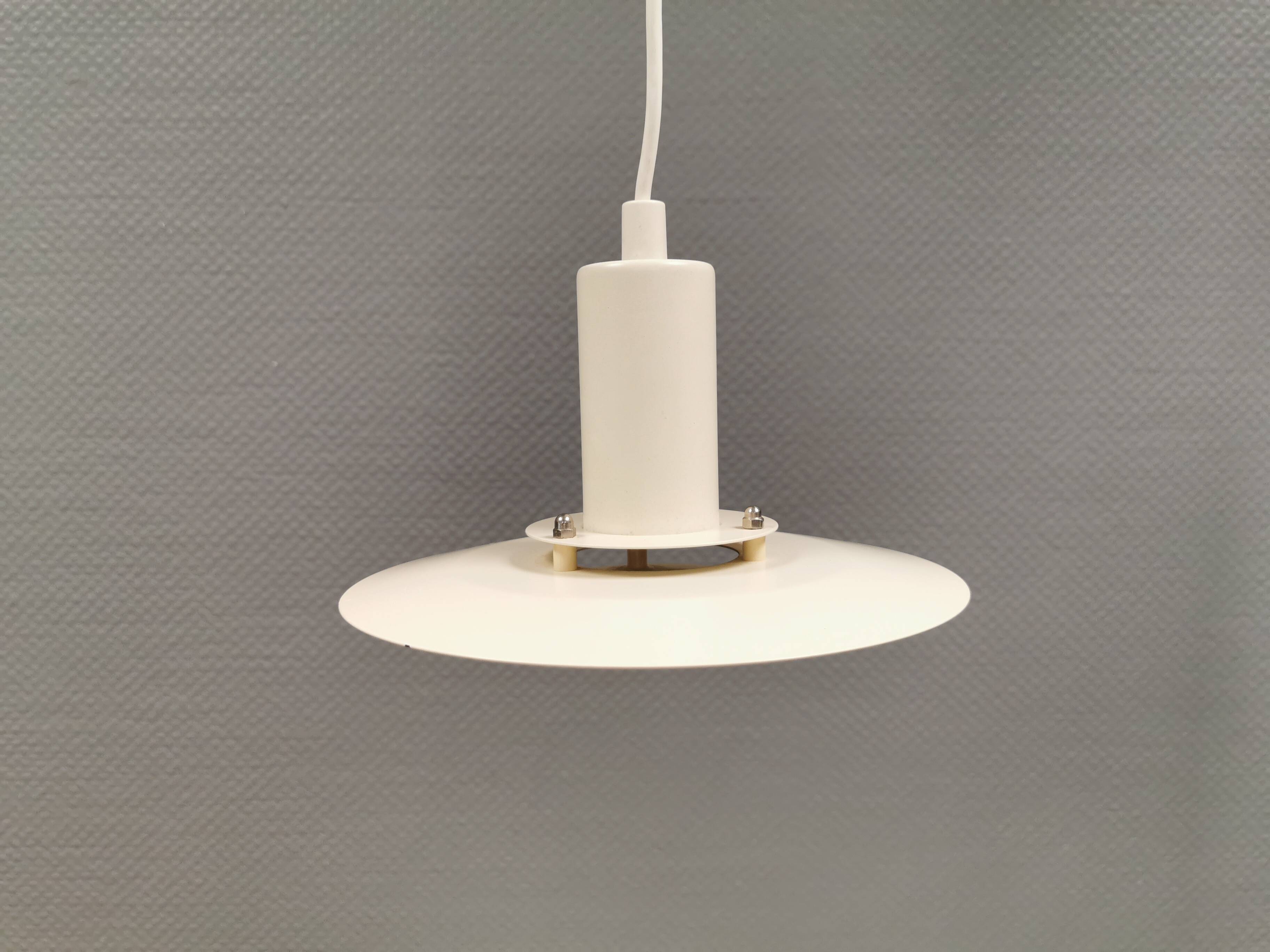 Une lampe suspendue minimaliste blanche de Lyfa Danemark, années 1980.