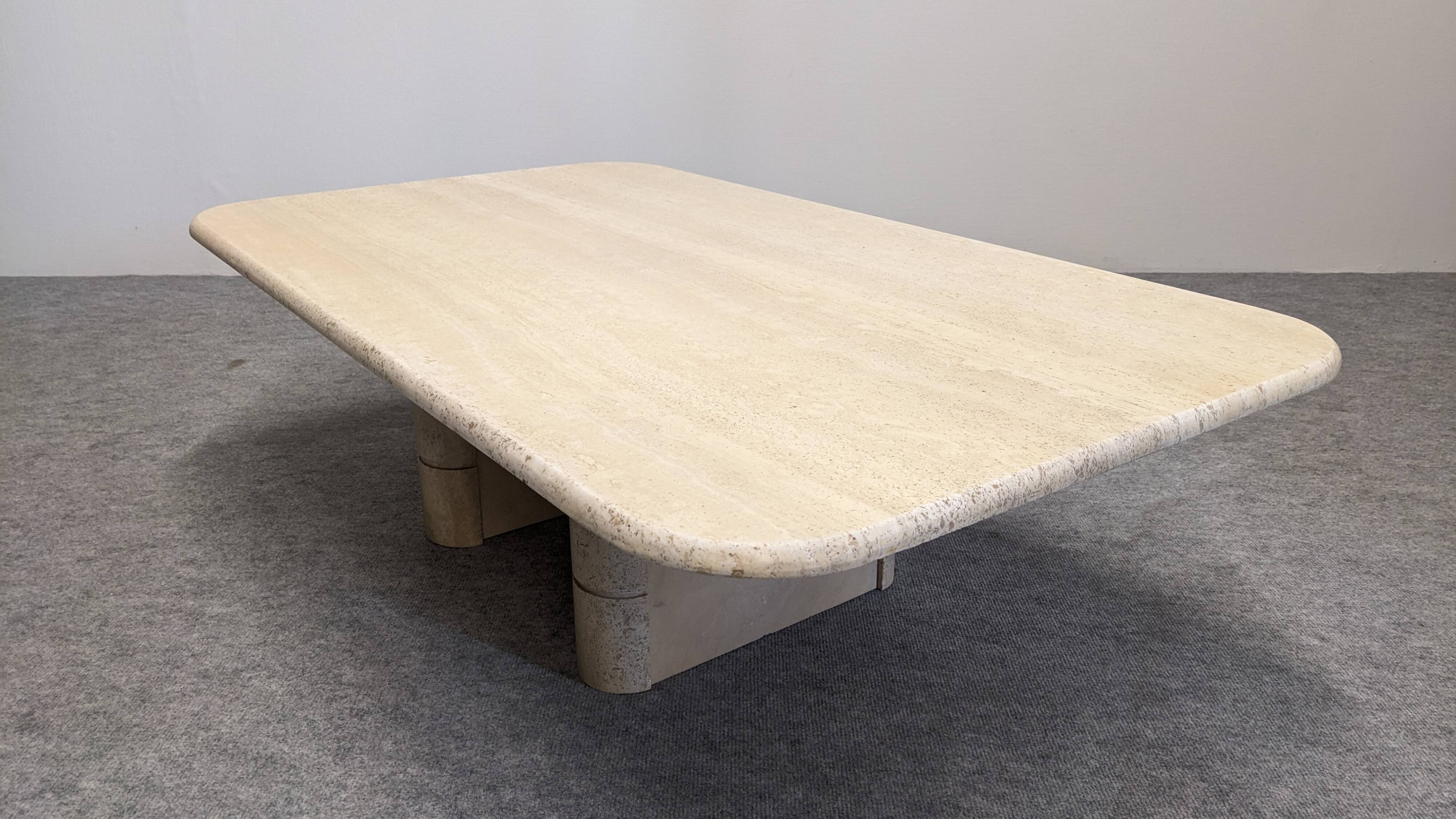 Table basse minimaliste en travertin, Italie vers 1970