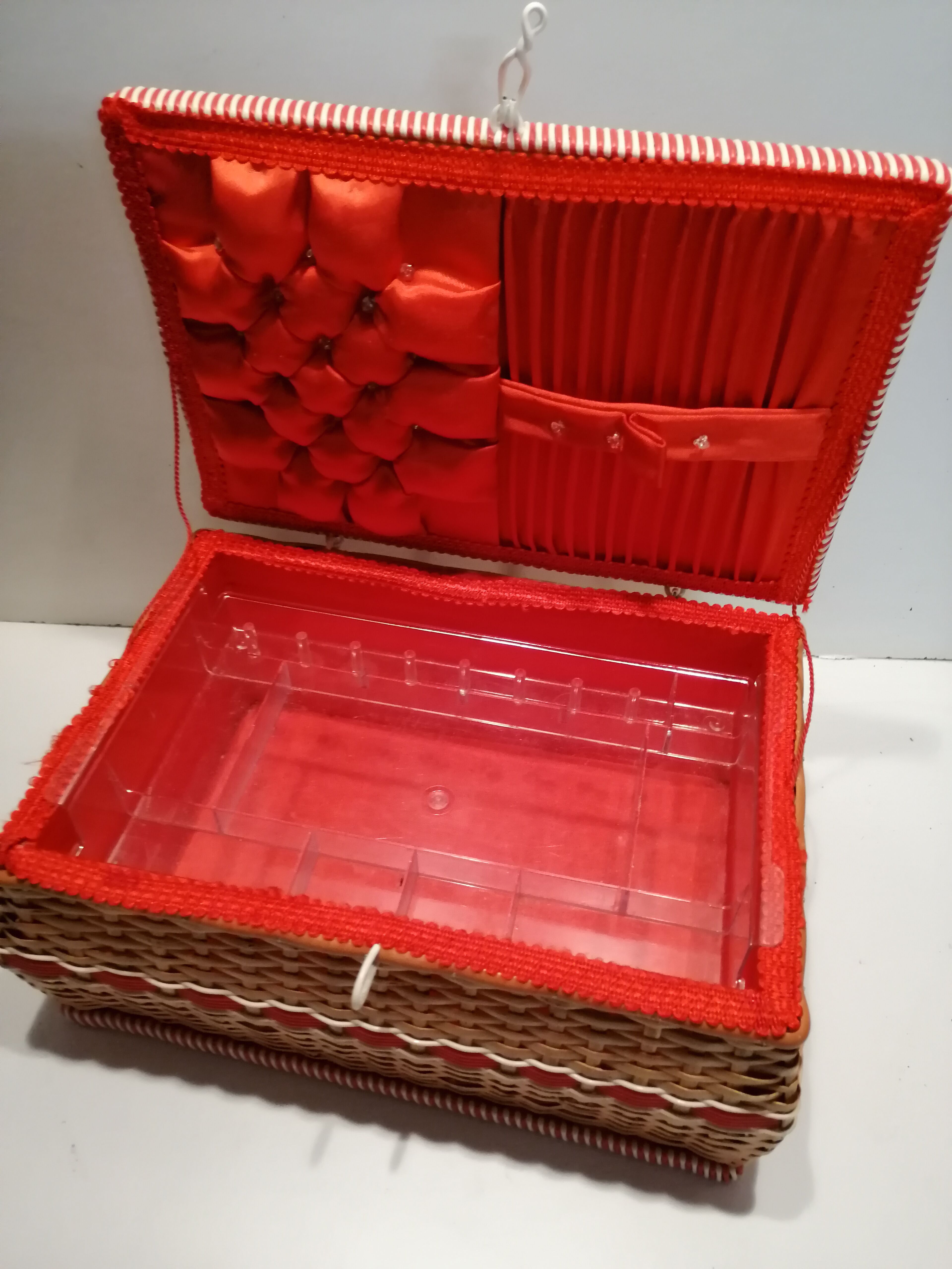 Wicker and scoubidou sewing case