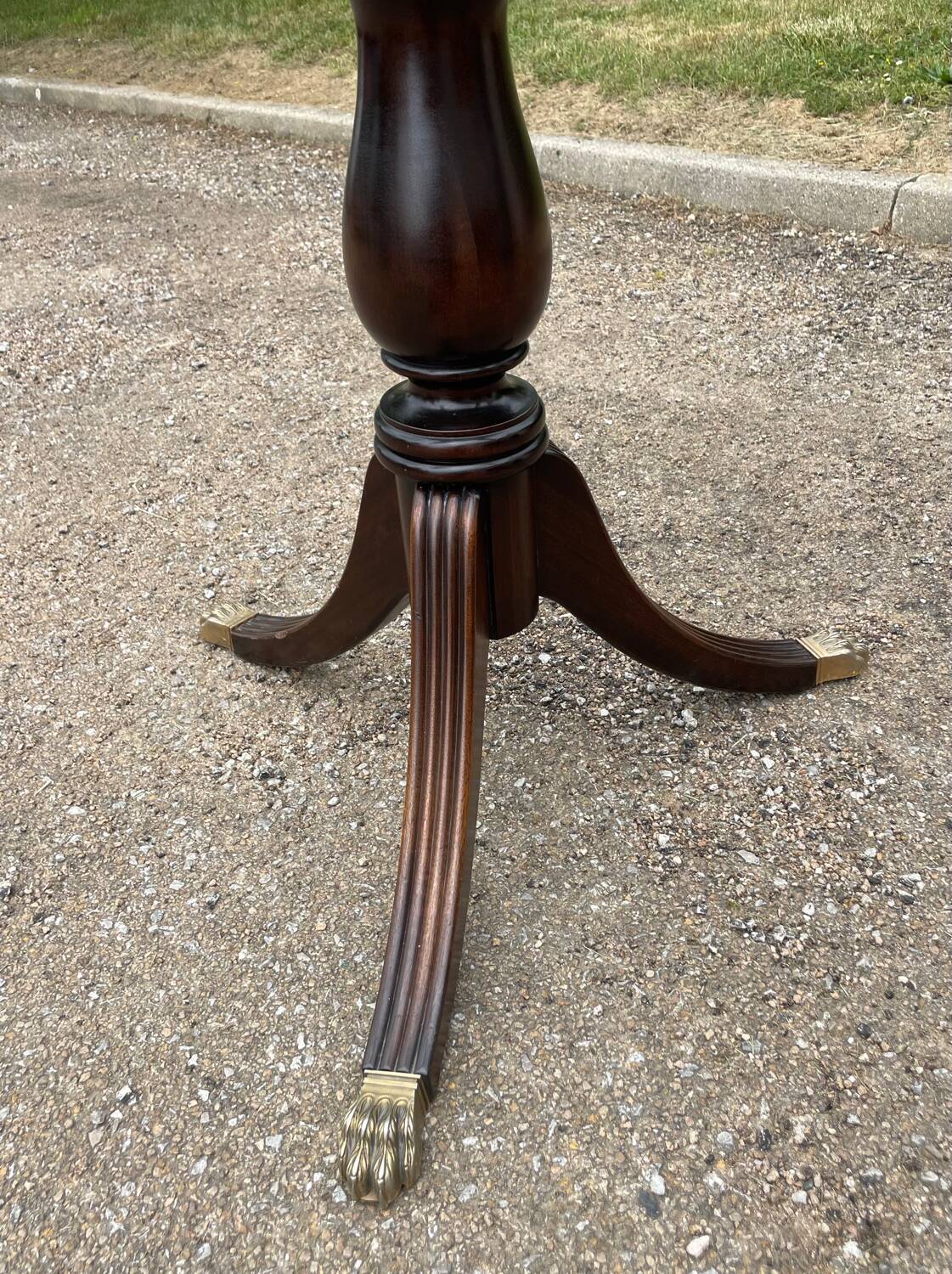 Table with two extensions and 6 mahogany chairs from the 19th century.