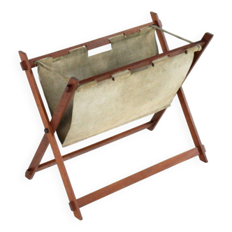 Foldable magazine rack