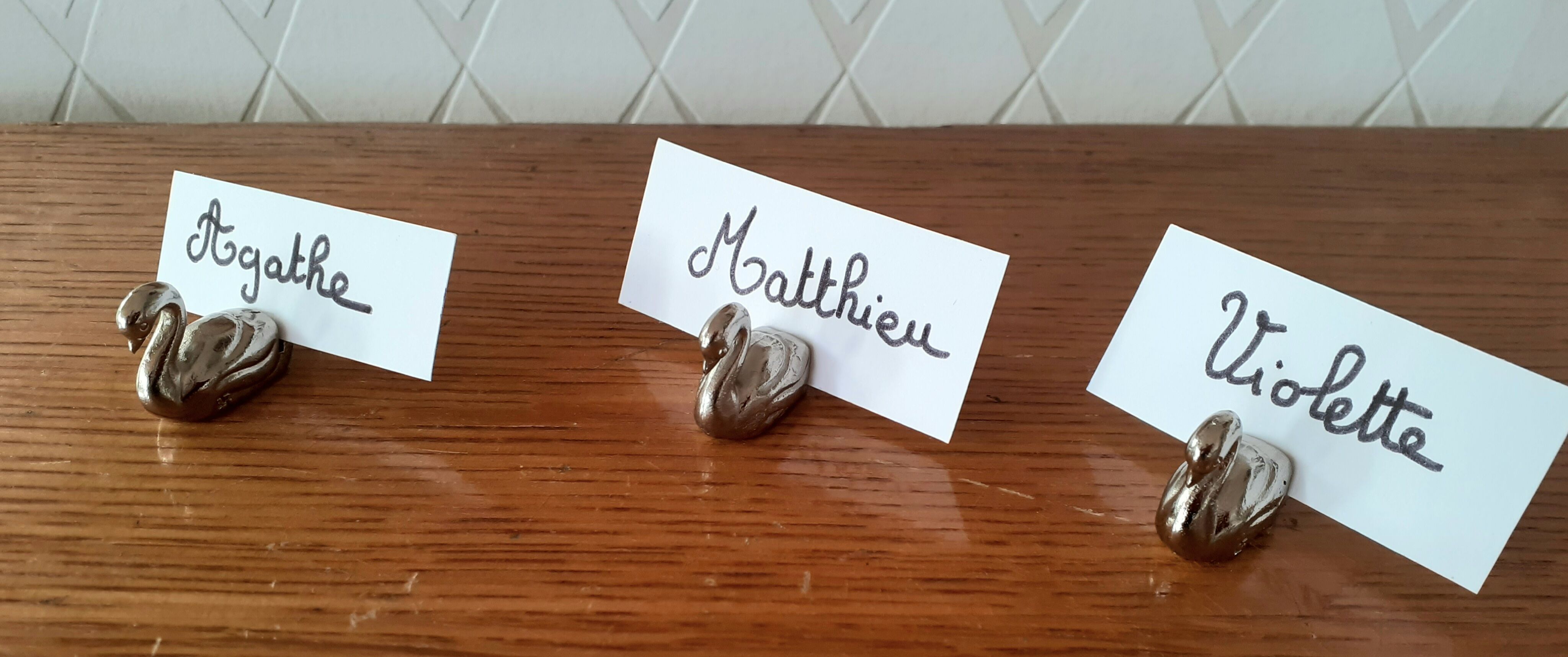 Set of 12 place-marked swans with names