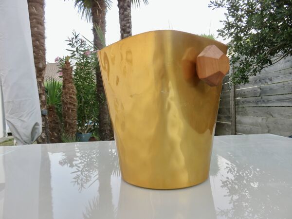 Seau à glace en aluminium anodisé doré, poignées en teck, signé T.L PARIS