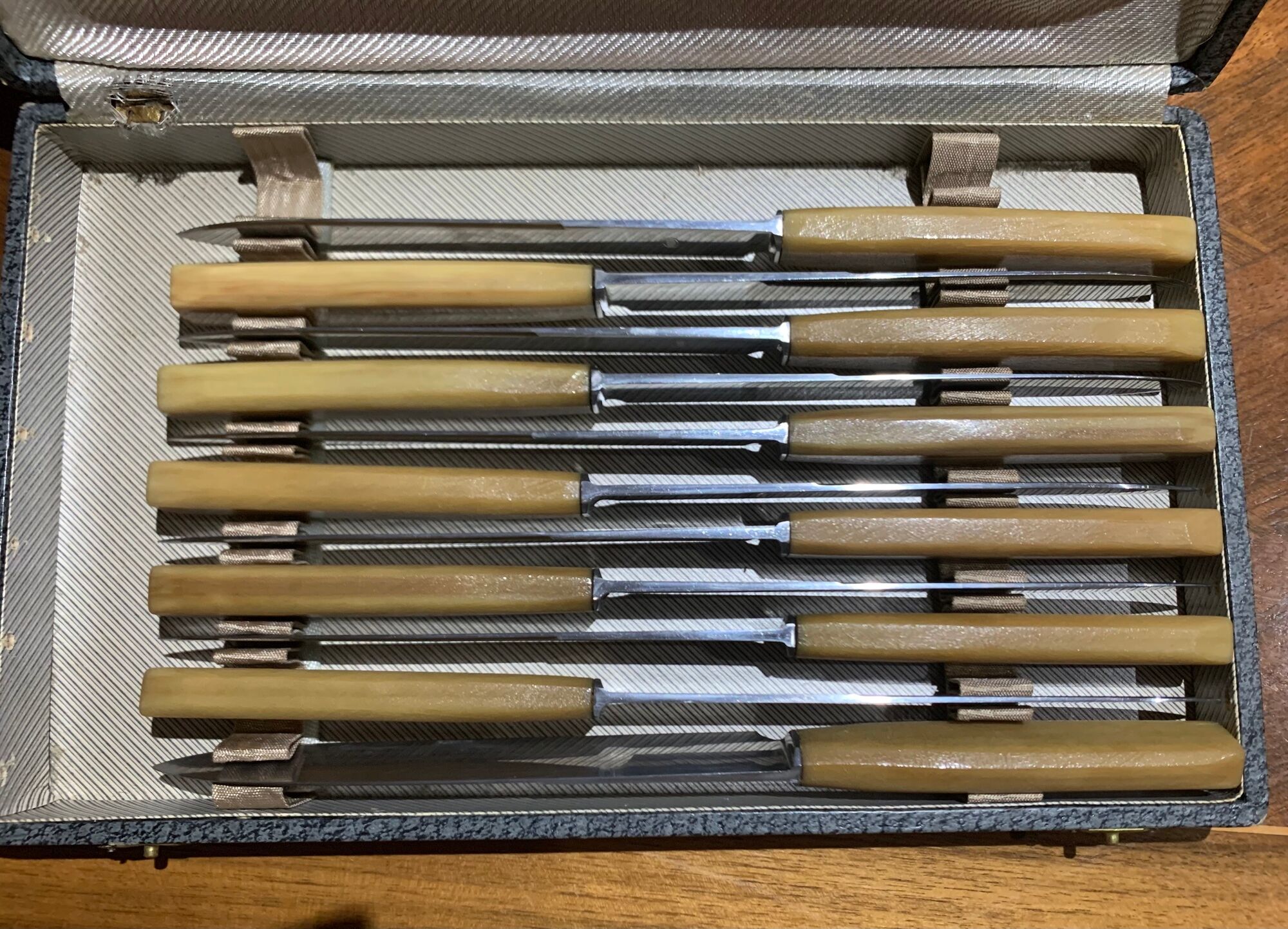 10  Ligeron Paris stainless steel knives with beige horn handle from the 1960s