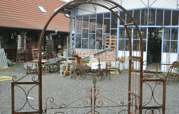 Arche de jardin avec portillon en fer forgé