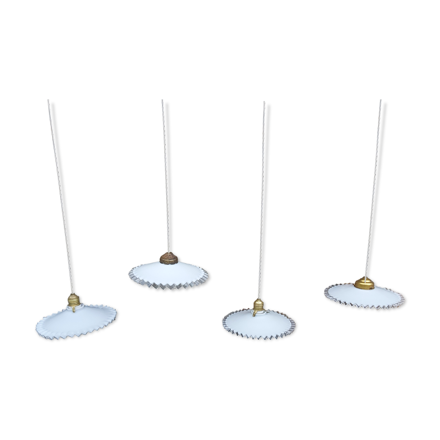 Lot de 4 suspensions en opaline blanche festonnée art Deco