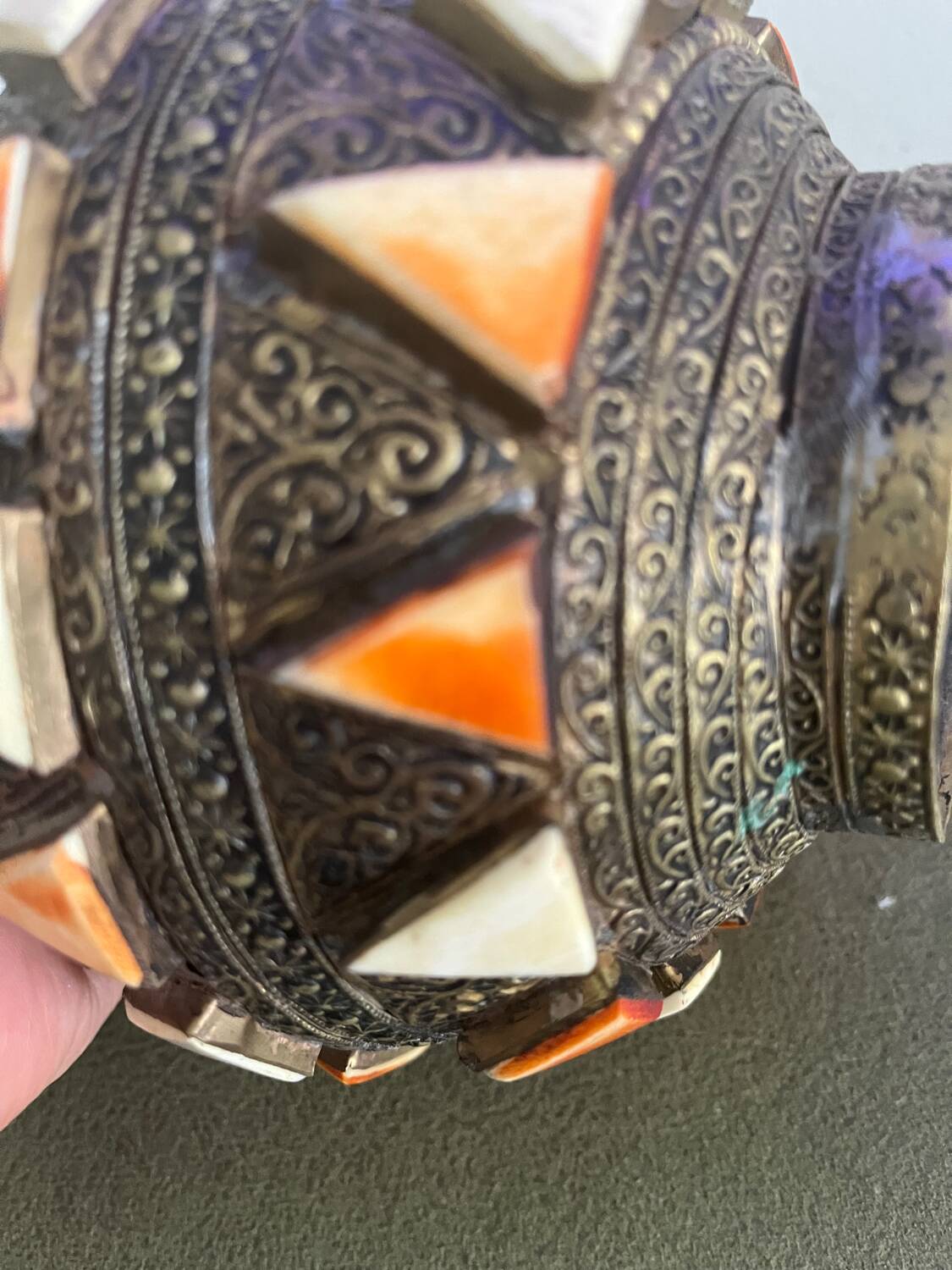 Superb ethnic decorative vase in chiseled metal and inlays – Piè