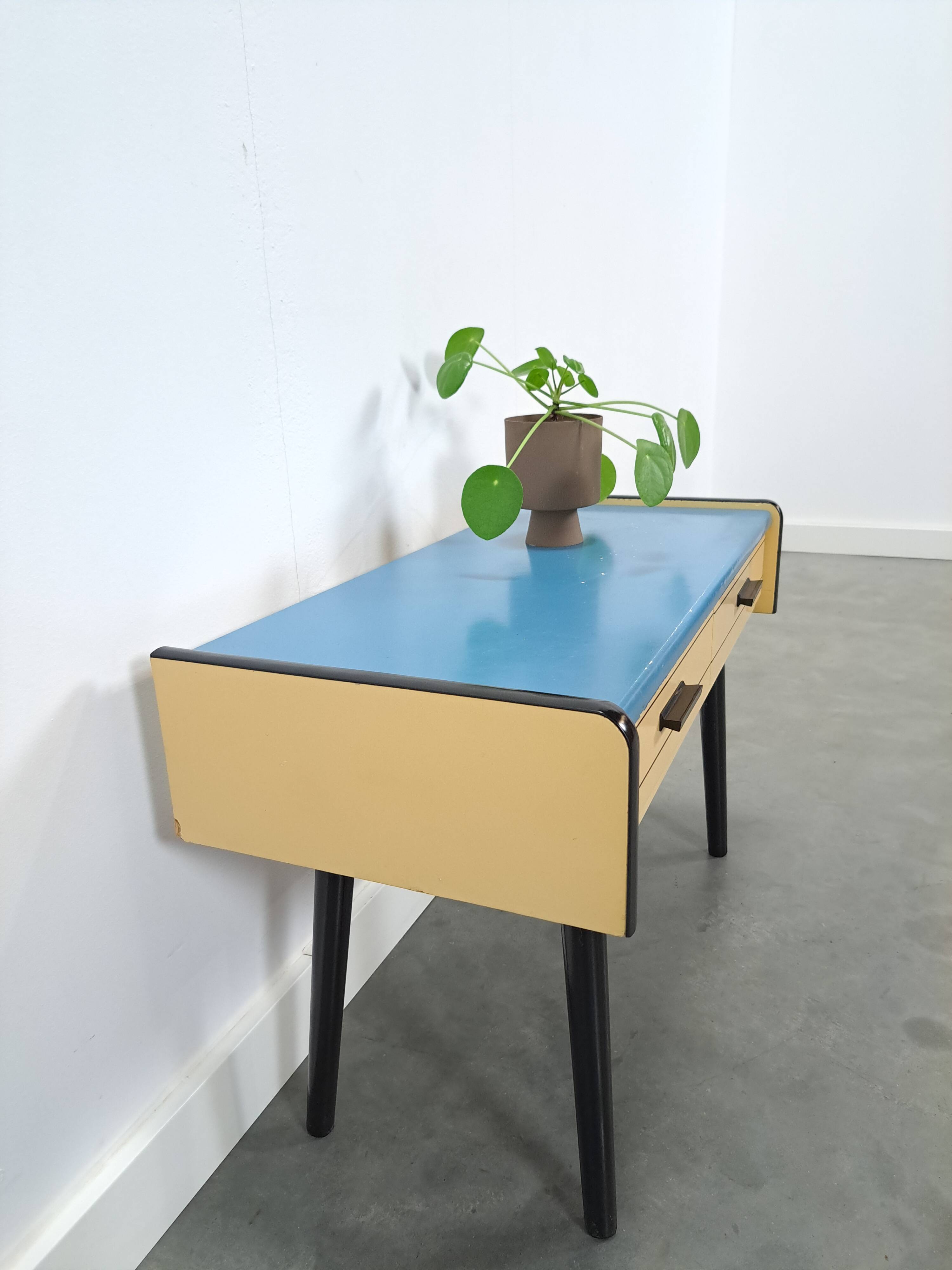 Jaren 50 ladekastje met blauw blad en zwarte poten