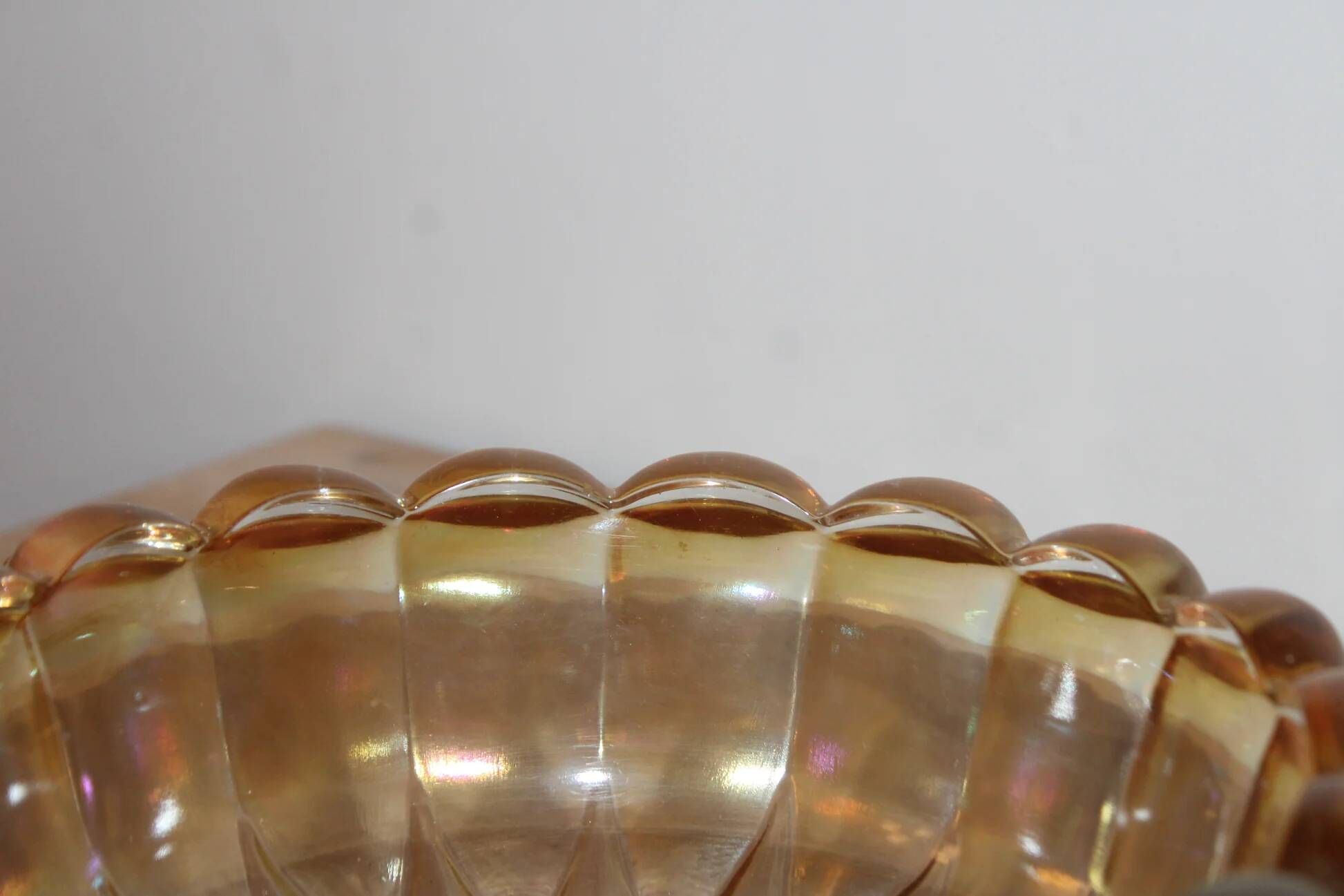 Large vintage iridescent amber glass bowl – Scalloped edge – Ø 23 cm