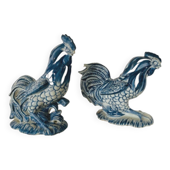 Paire de coqs céramique en camaieu bleu XX siècle