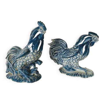 Paire de coqs céramique en camaieu bleu XX siècle