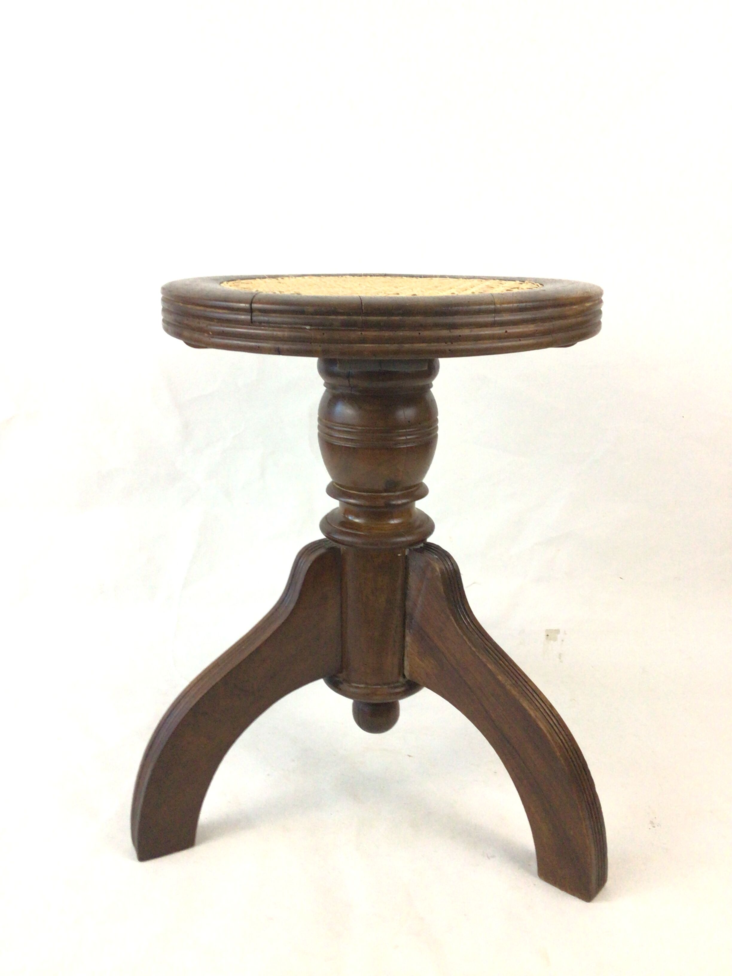 Canned piano stool with screws