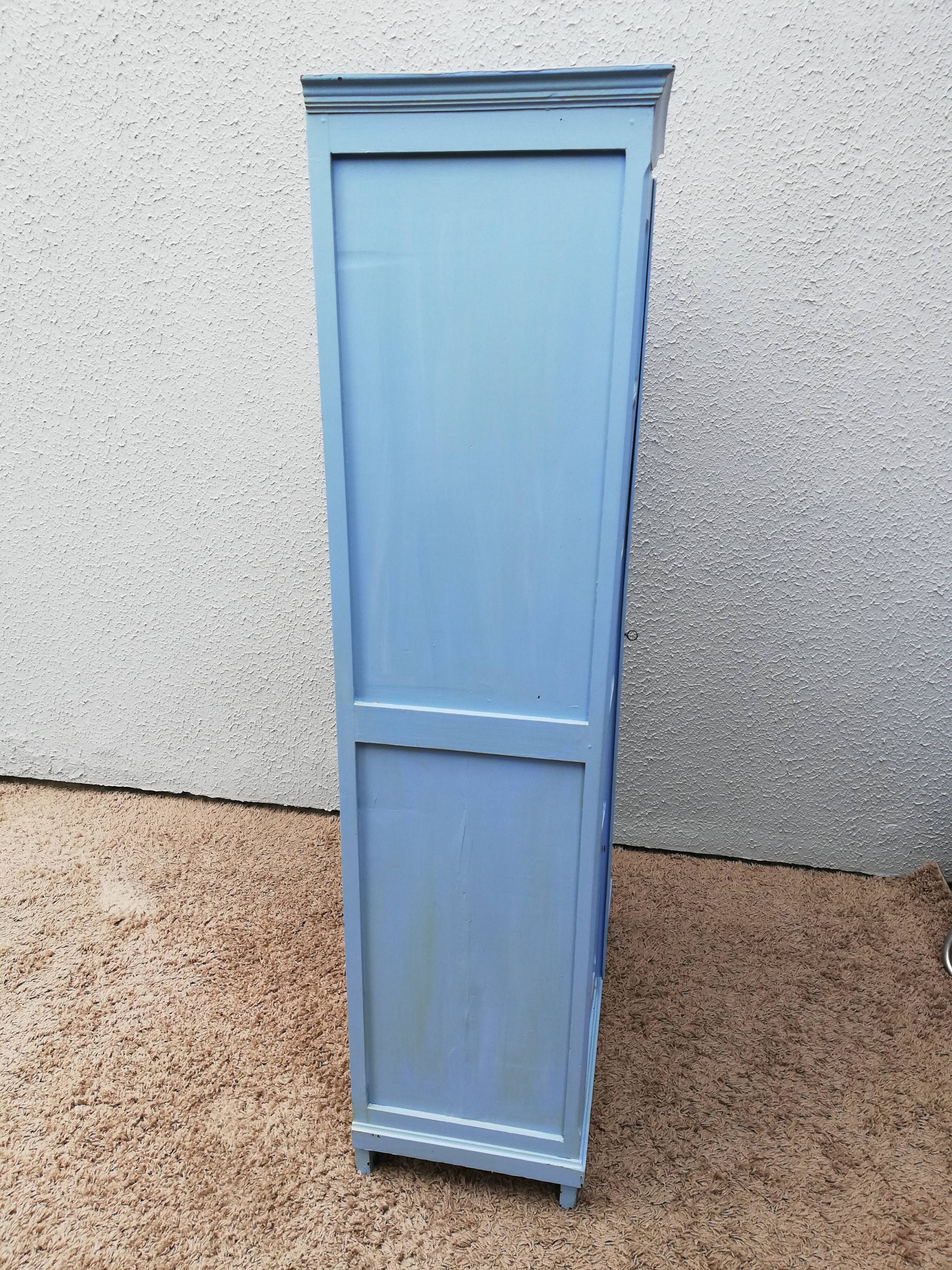 Small old showcase library